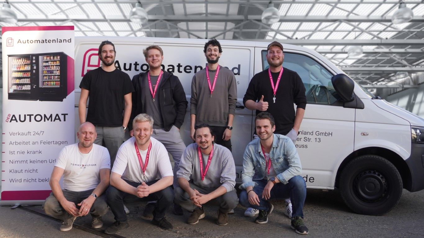 Das Automatenland-Team vor dem Firmenwagen